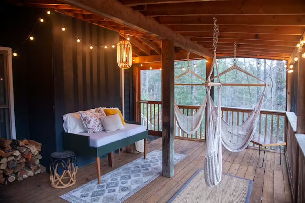 Cozy 3 BR mountain cottage w/large screened porch