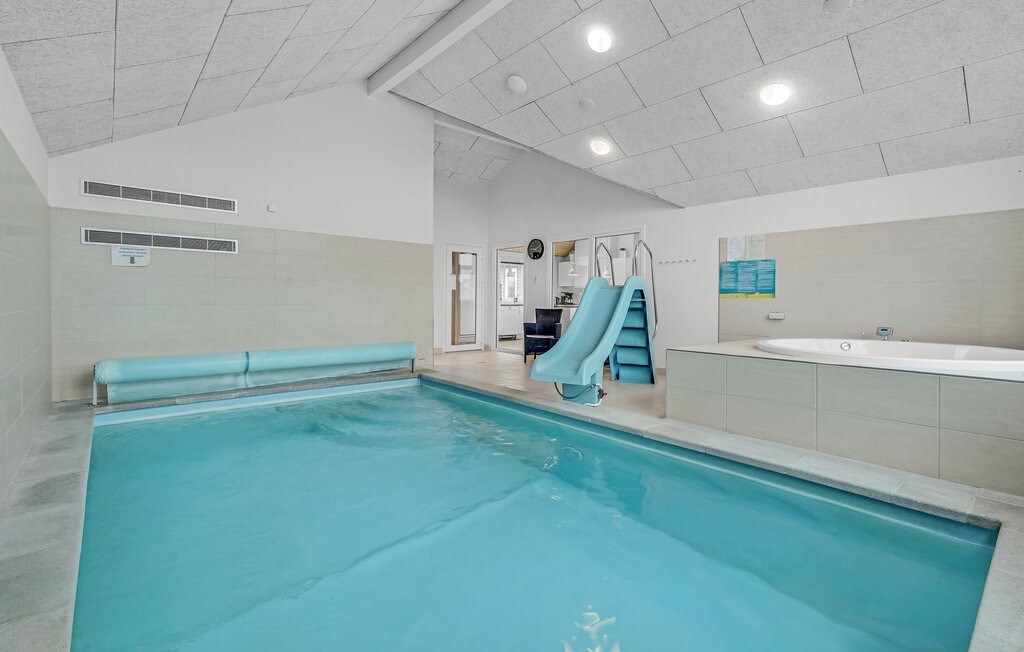 带室内游泳池和活动室的豪华小屋