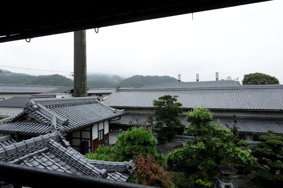 いぶし瓦の邸宅で感じる里山の暮らしと瓦。【1日1組限定】