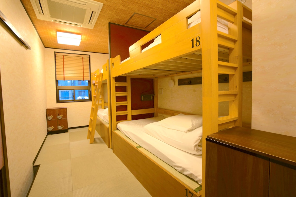 4-person room with private shower room