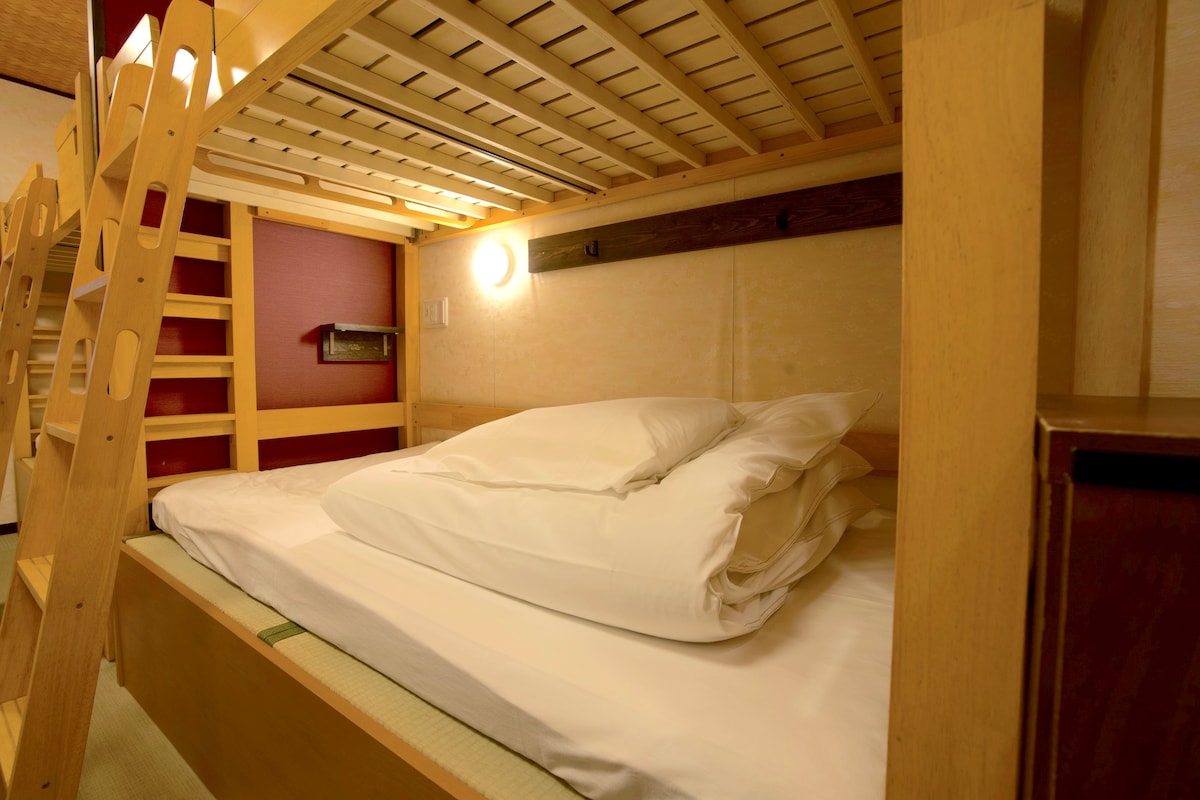 4-person room with private shower room