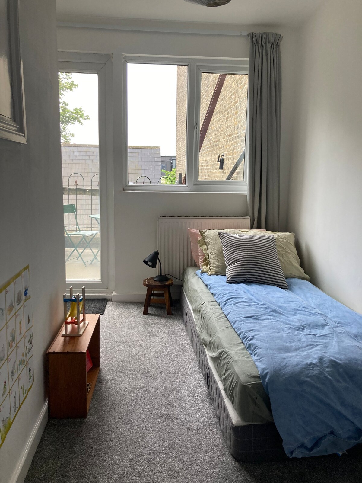 2 bed. Free parking. 1 min from tube. Roof terrace