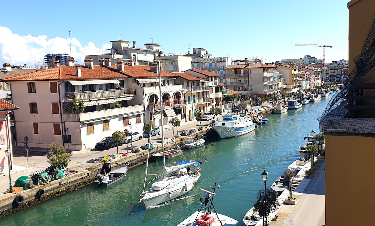 Grado | Charming apartment harbour view & parking