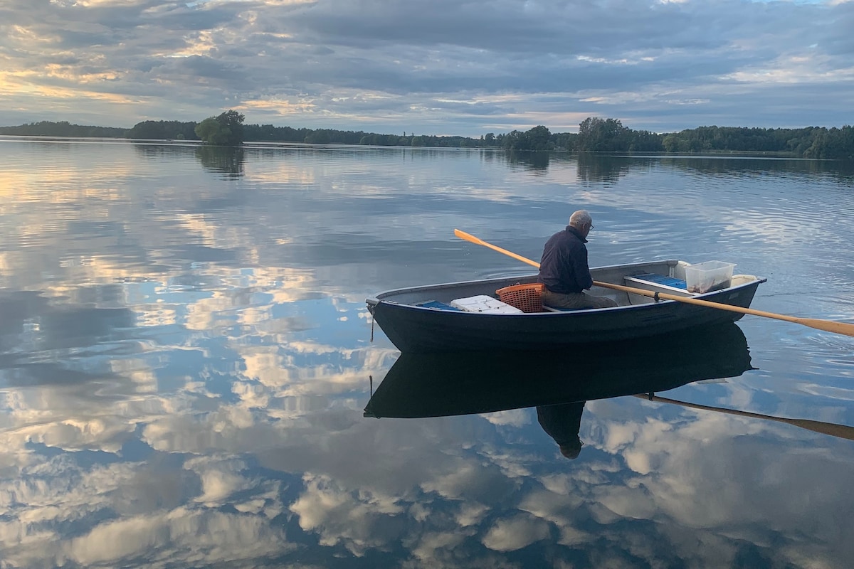 Charmig stuga på äldre gård 200 m från Hjälmaren