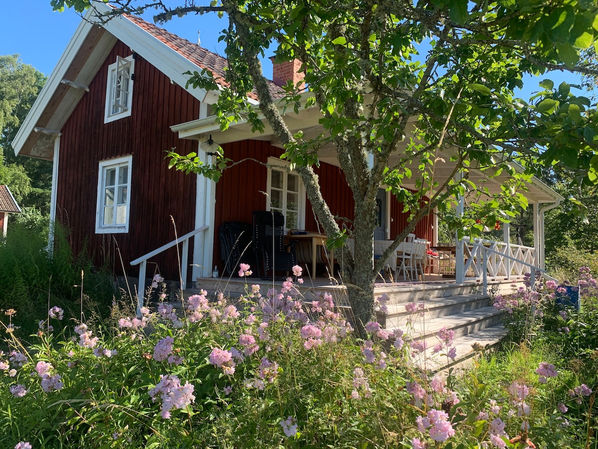 Charmig stuga på äldre gård 200 m från Hjälmaren