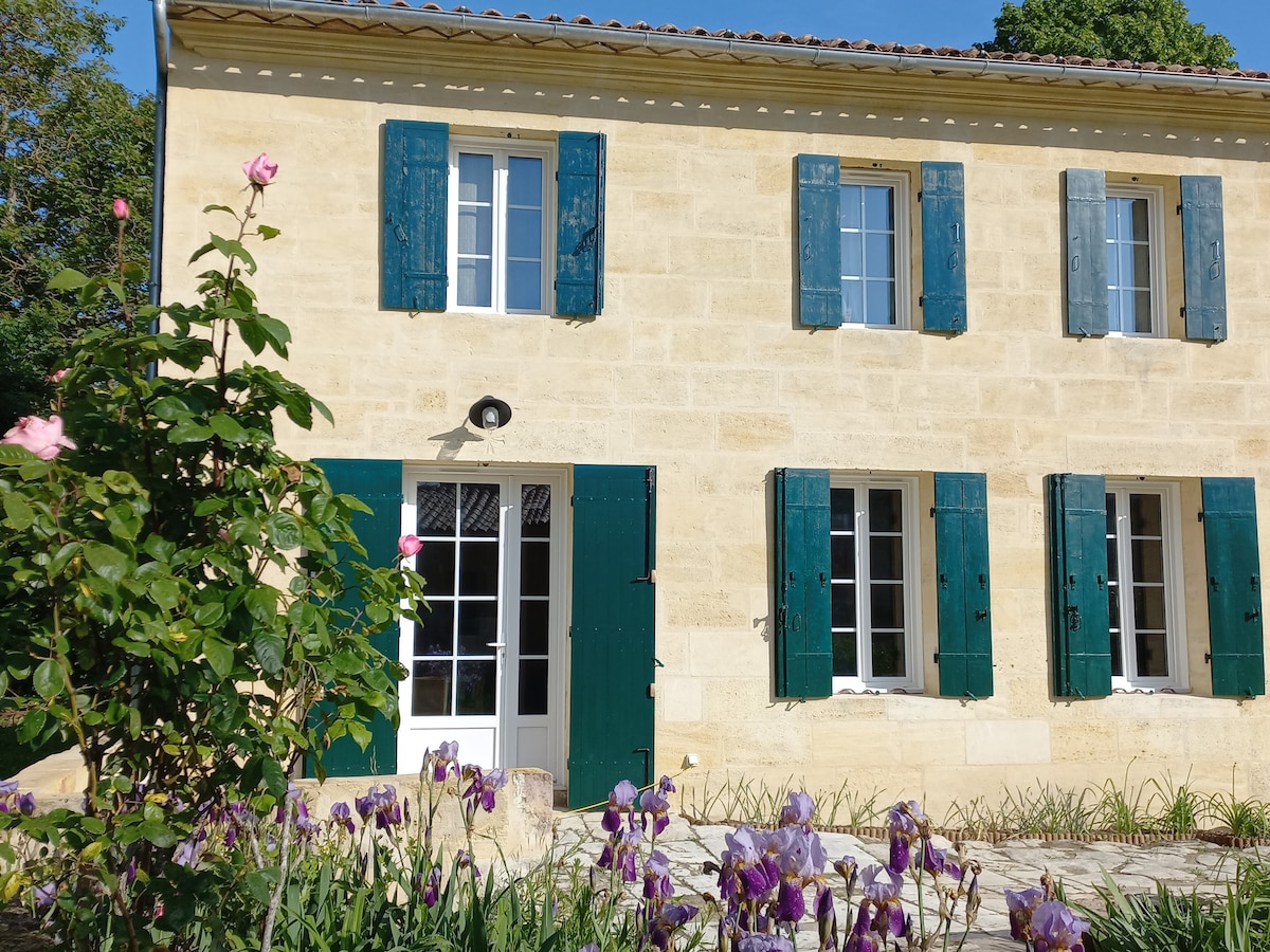 Cottage for 5 by the river, near Saint-Emilion