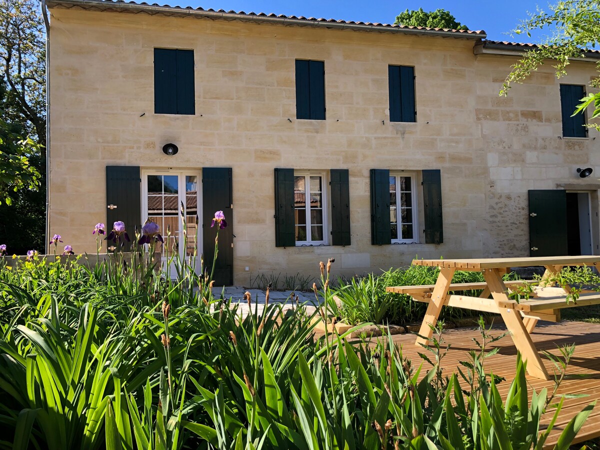 Cottage for 5 by the river, near Saint-Emilion