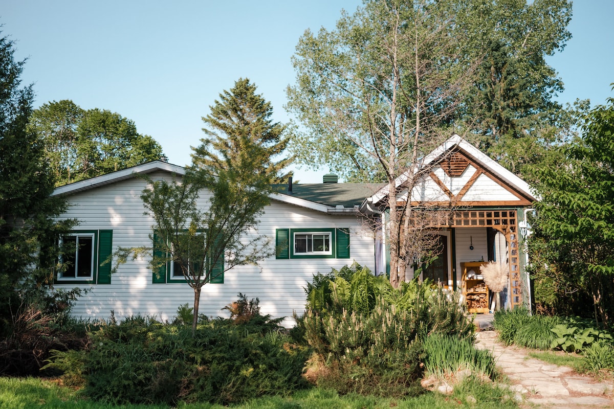 *Domaine Bénoline (cottage + lake +dock + spa)