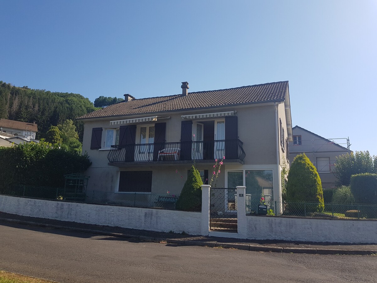 Maison paisible au coeur des monts du Cantal.