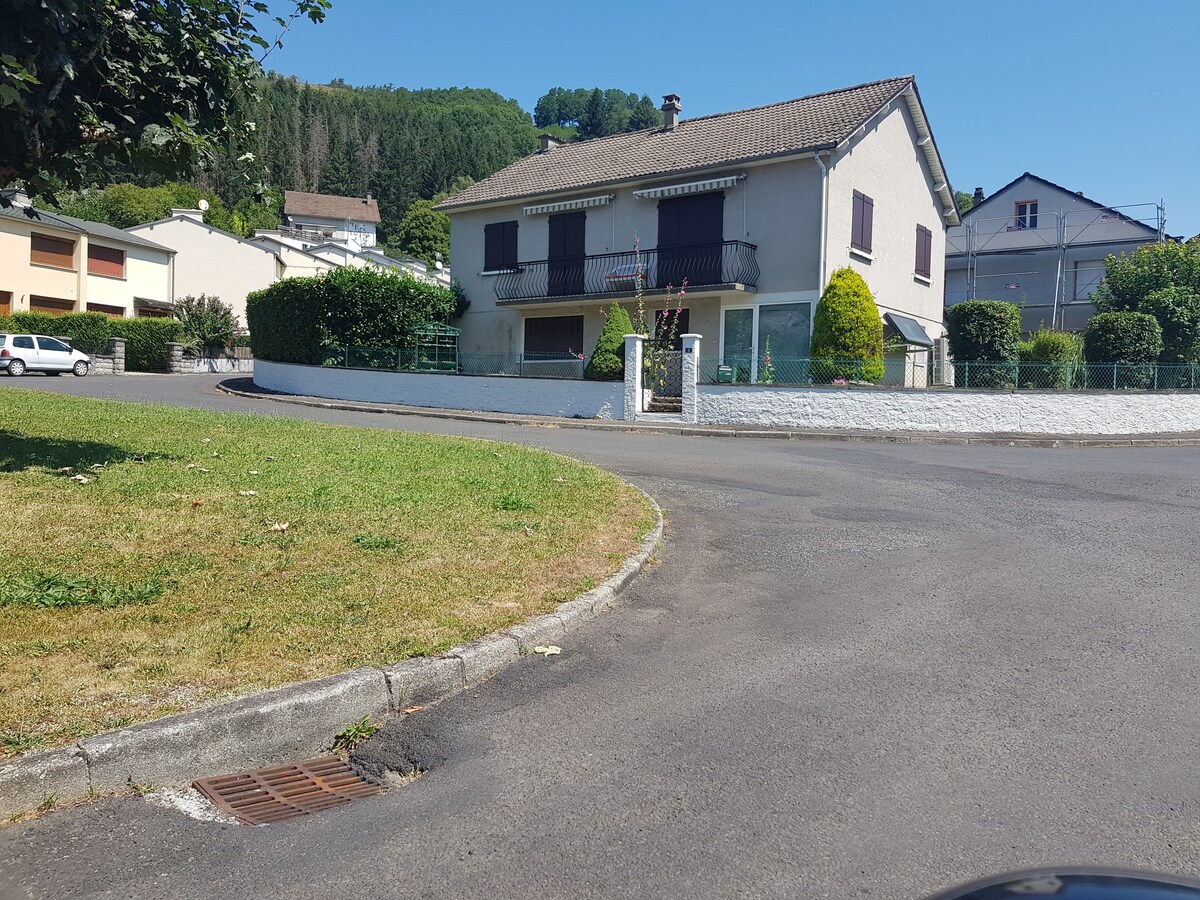 Maison paisible au coeur des monts du Cantal.