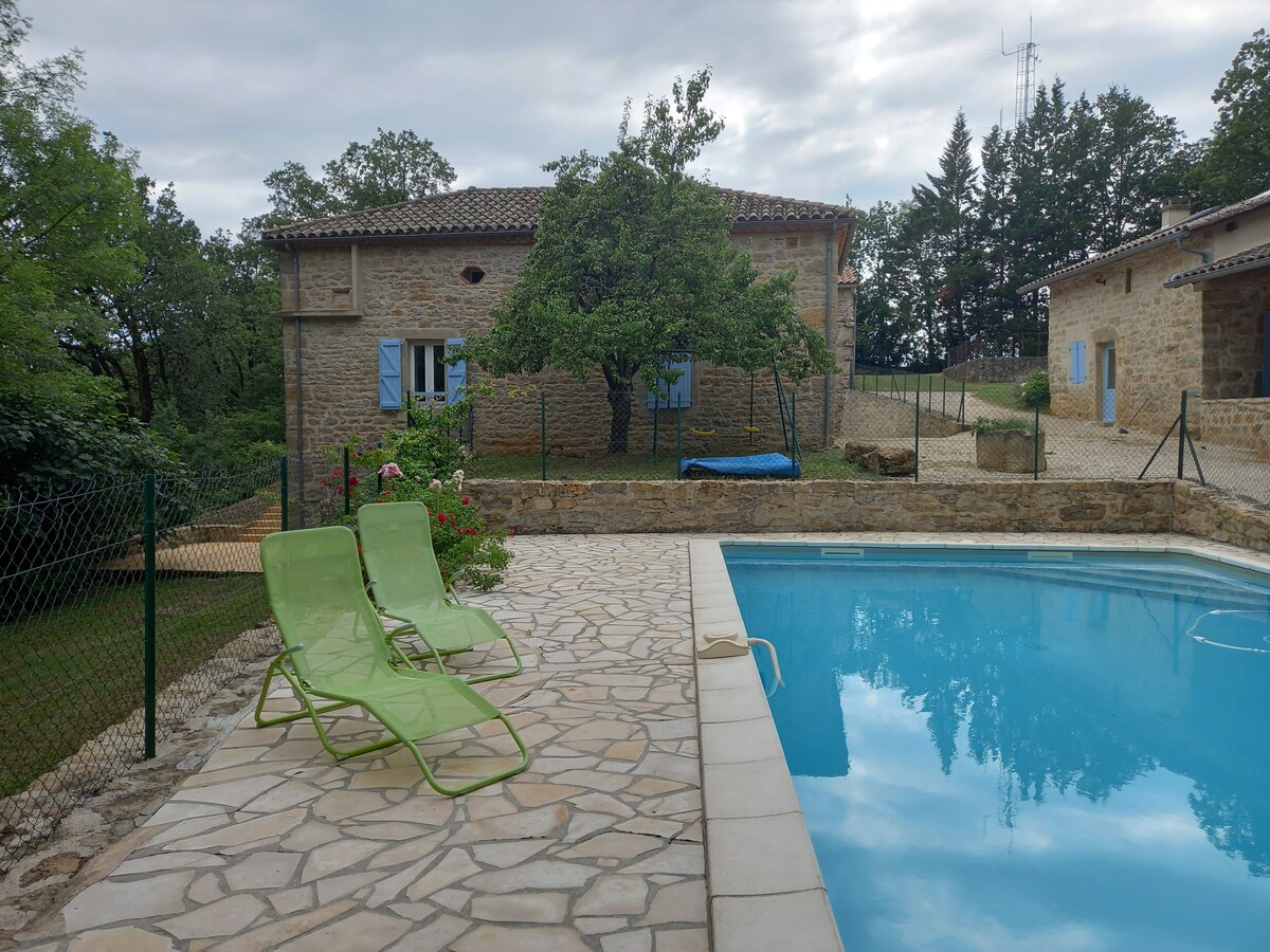 Maison avec piscine et jacuzzi en pleine nature