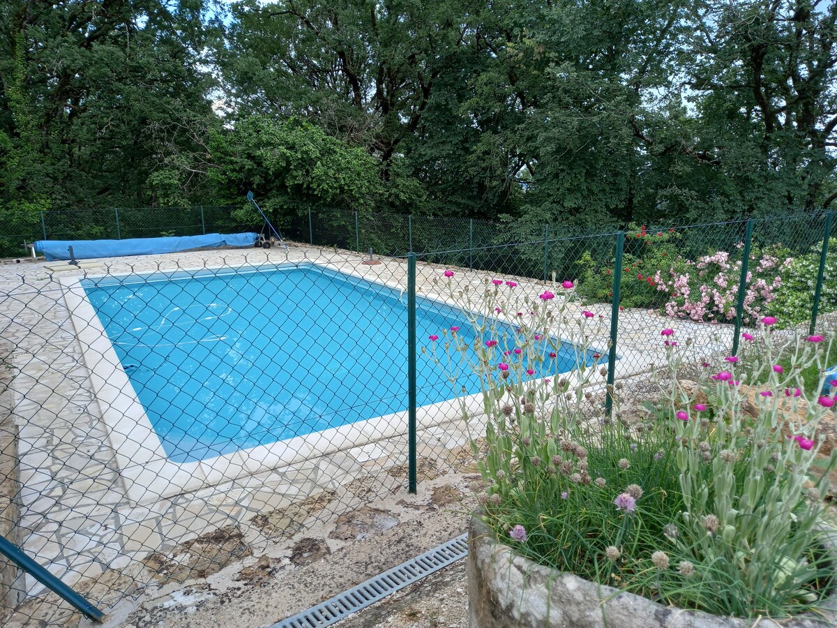 Maison avec piscine et jacuzzi en pleine nature