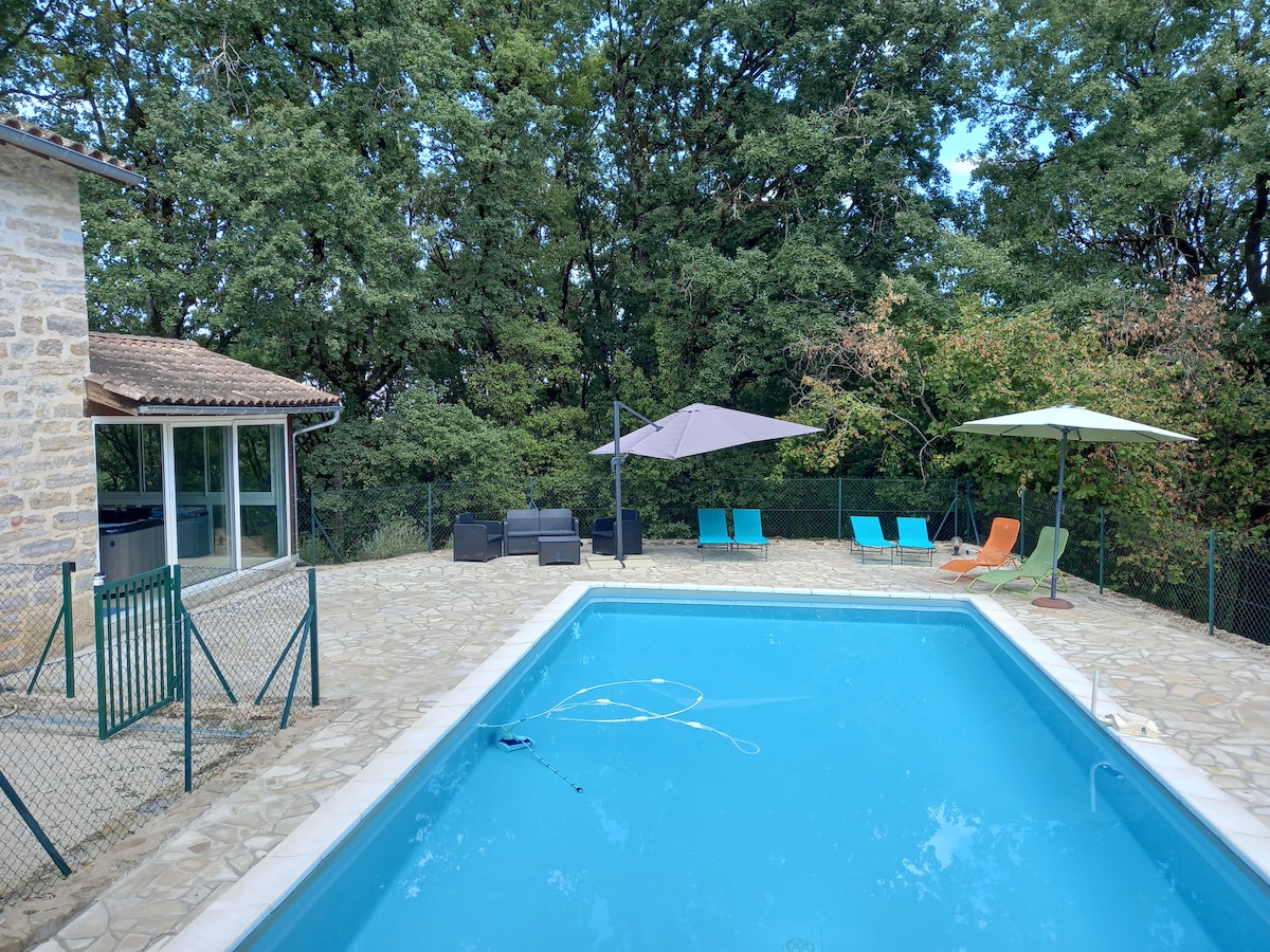 Maison avec piscine et jacuzzi en pleine nature