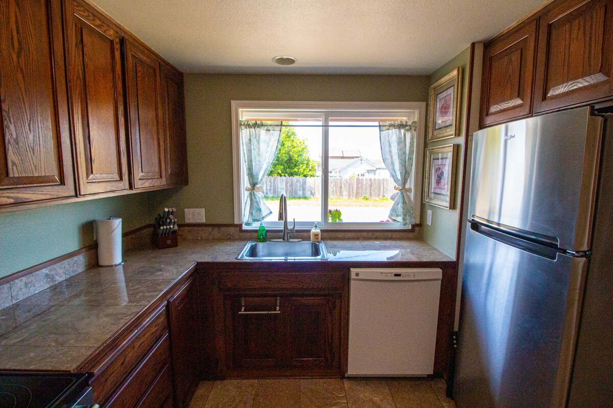 The Eastside Escape: 3BR 2BA Home in Coos Bay