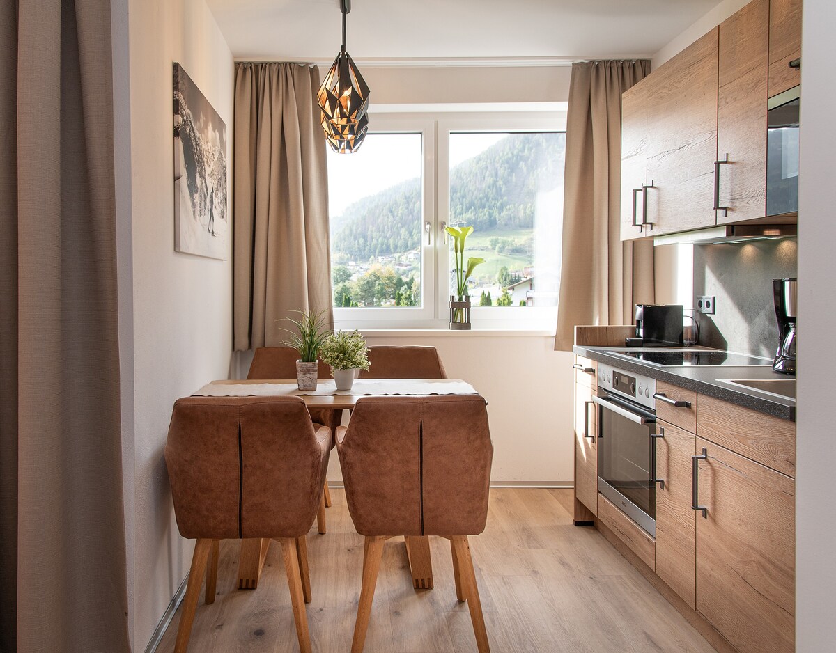 TOP apartment open bedroom-kitchen-dining area