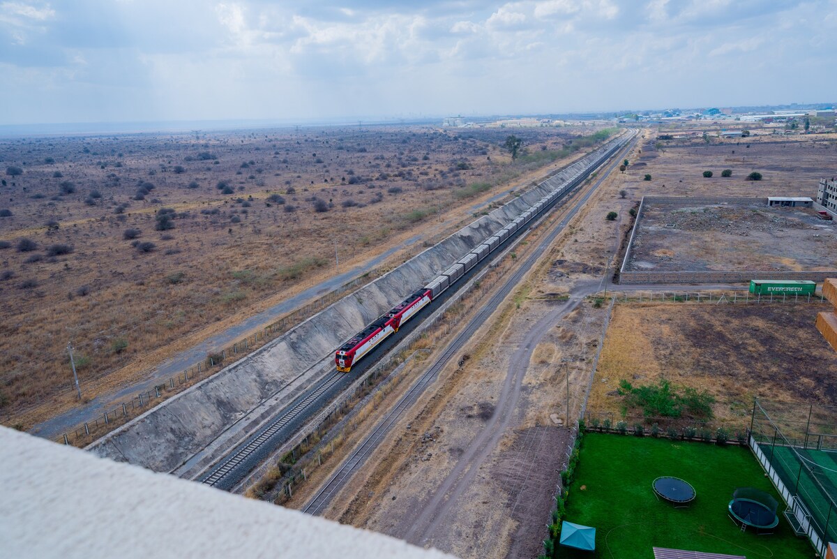 内罗毕公园景观3卧双层公寓，带泳池，靠近JKIA/SGR