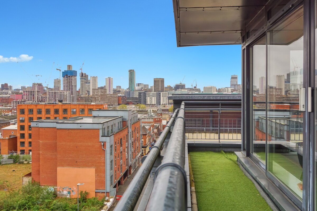 Penthouse -Skyline Views - Balcony - Free Parking!