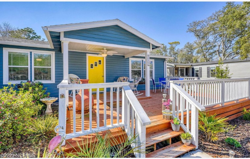 Charming Beach Bungalow (9-min walk to the Beach!)