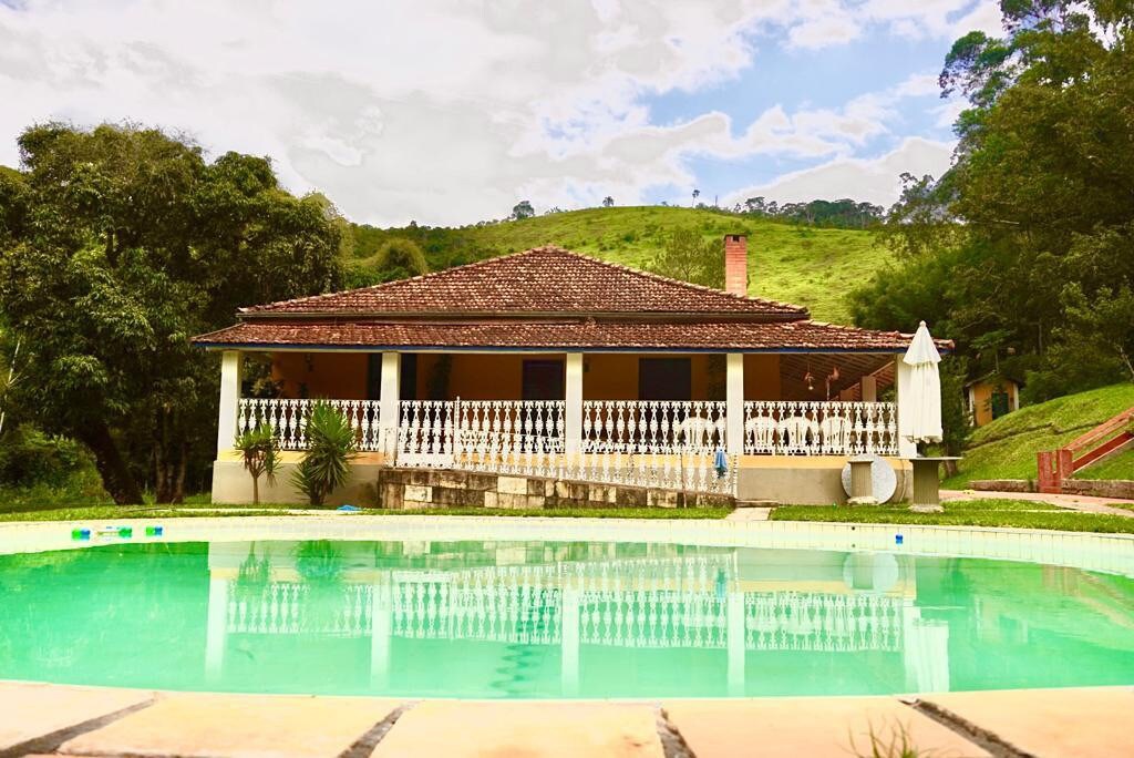 Fazenda em meio a natureza.