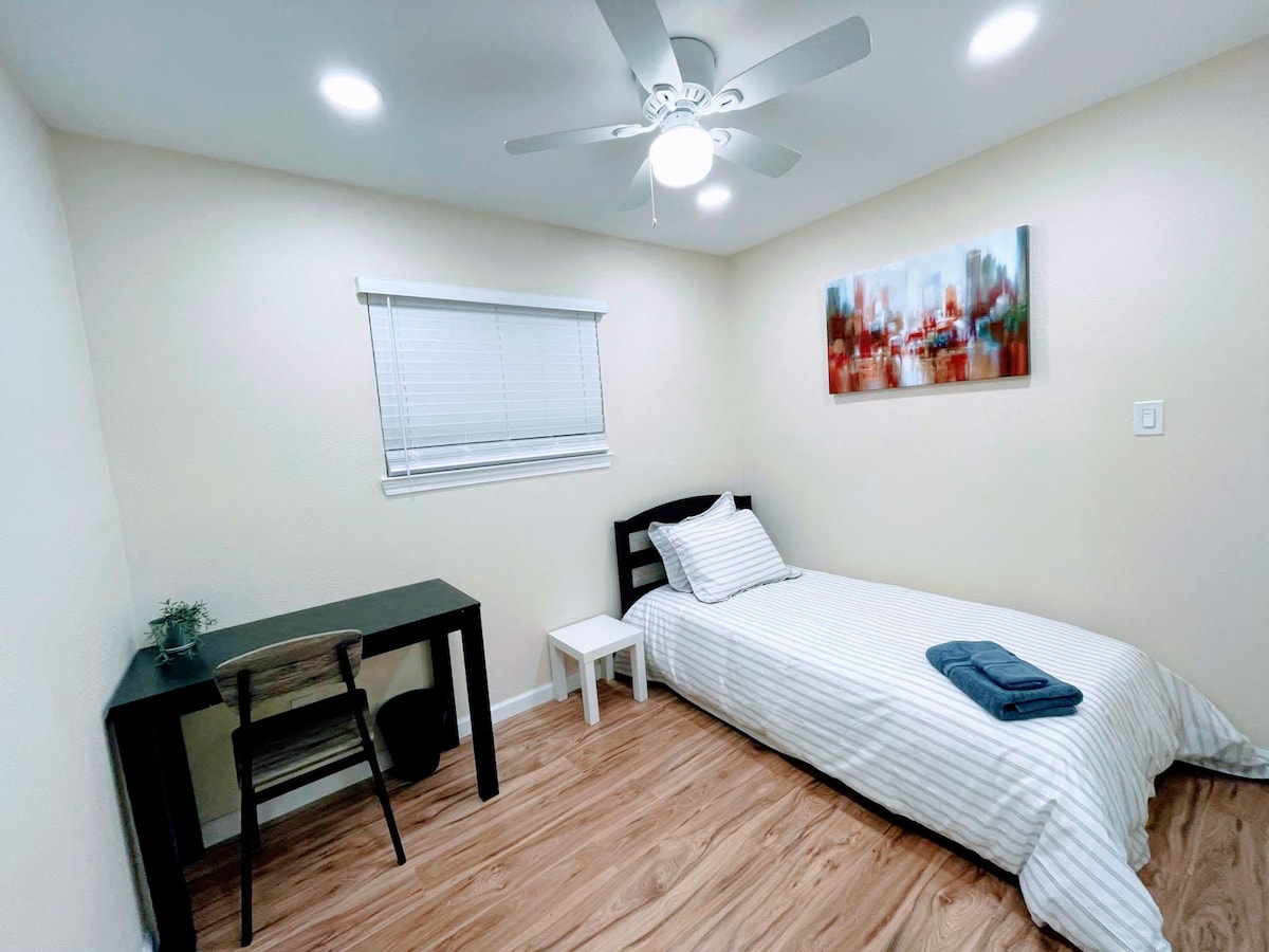 Business-friendly Room near BART w/Fast Wifi (FD)