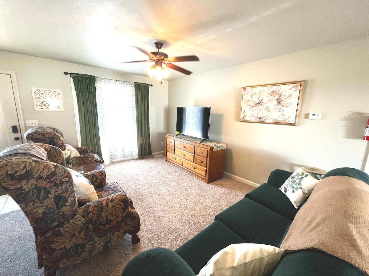 "Lennon's Garden" 2 BR with KING bed, Carterville
