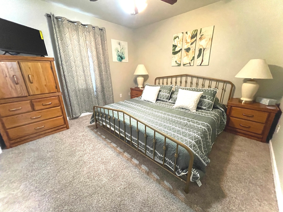 "Lennon's Garden" 2 BR with KING bed, Carterville
