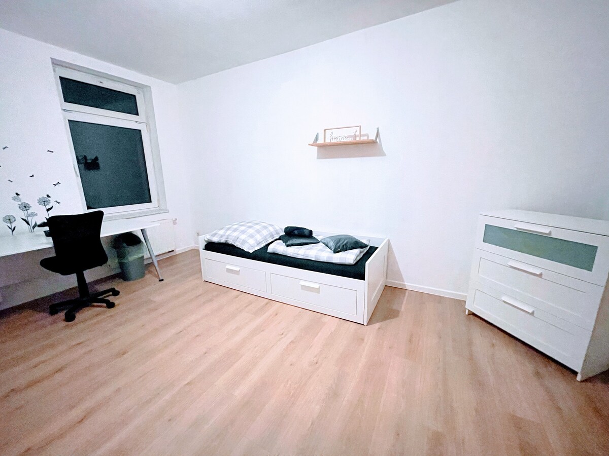 Spacious private room near Hbf w/ iPad & Netflix