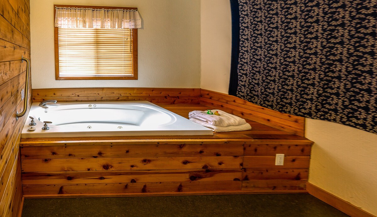 Lodge Room 1 with Jacuzzi Tub at Green Springs Inn