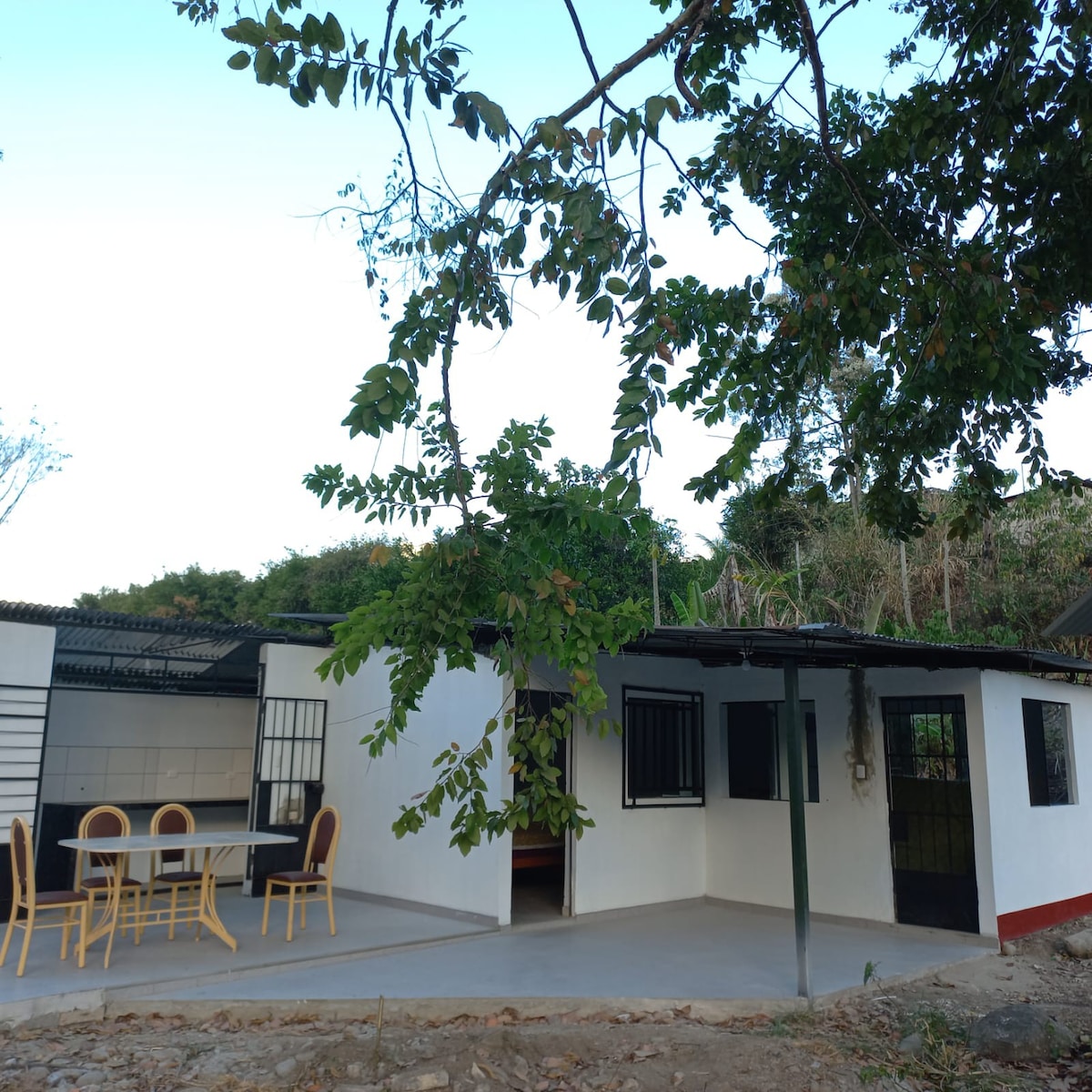 Cabaña con piscina rodeada de frutas y río