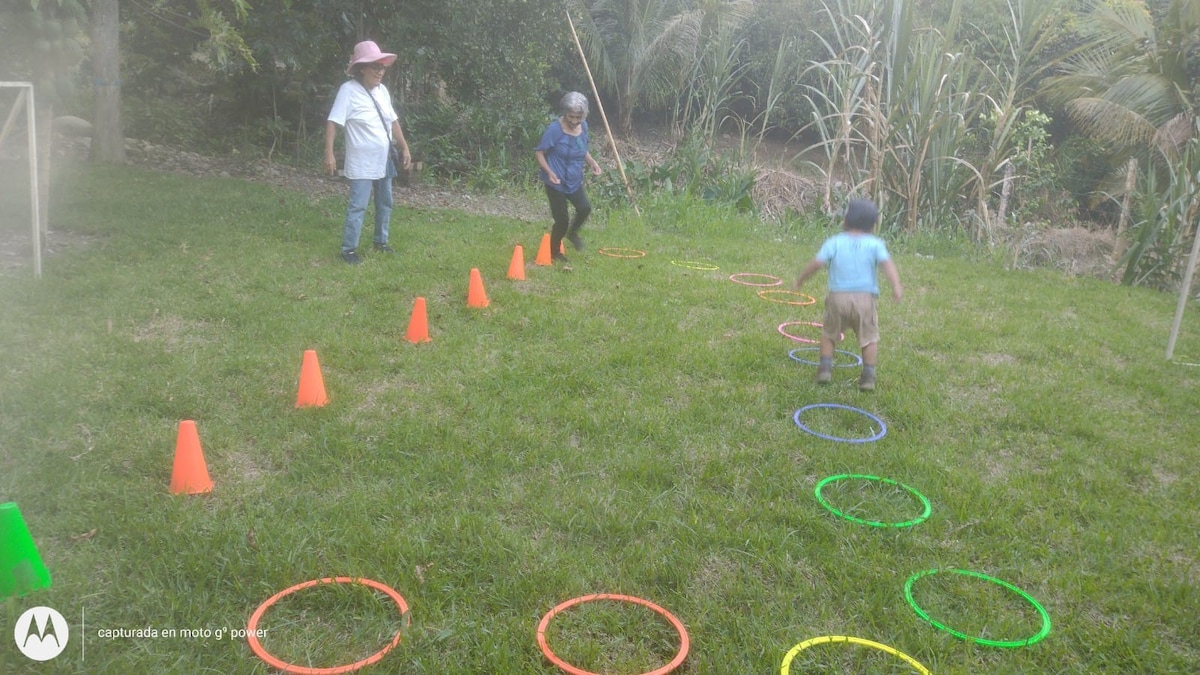 Cabaña con piscina rodeada de frutas y río