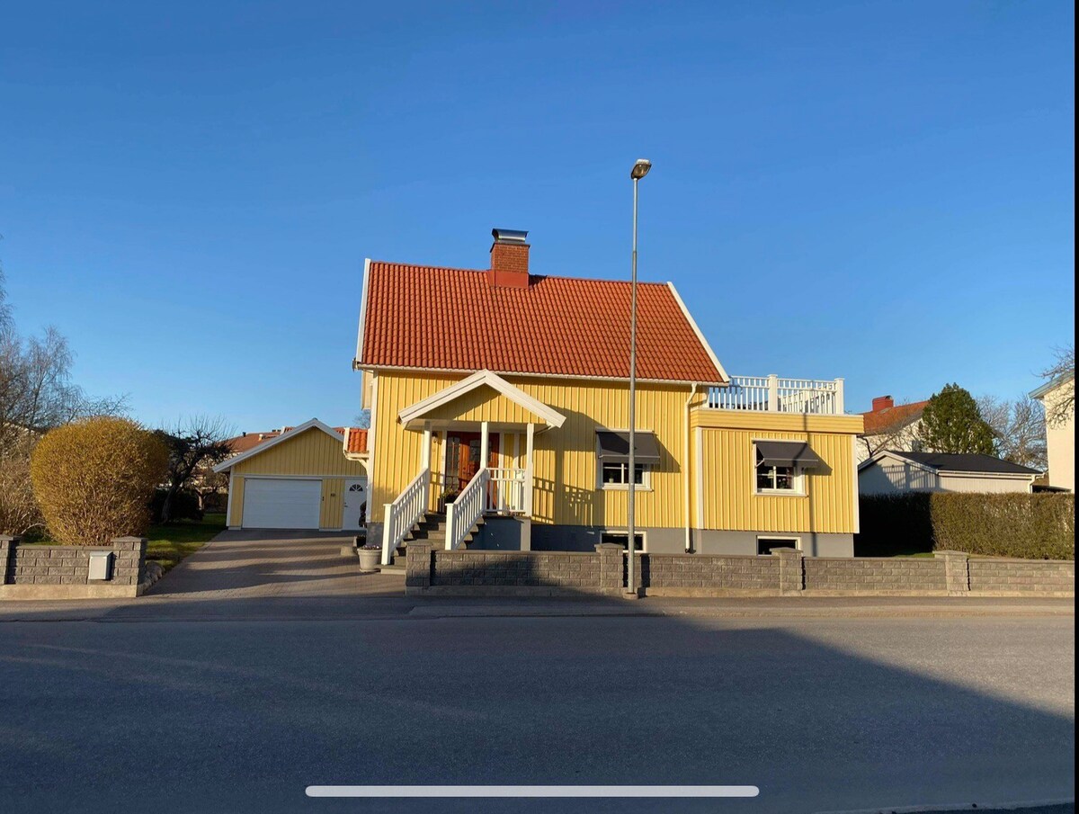 Familjärt, centralt hus med stor trädgård.