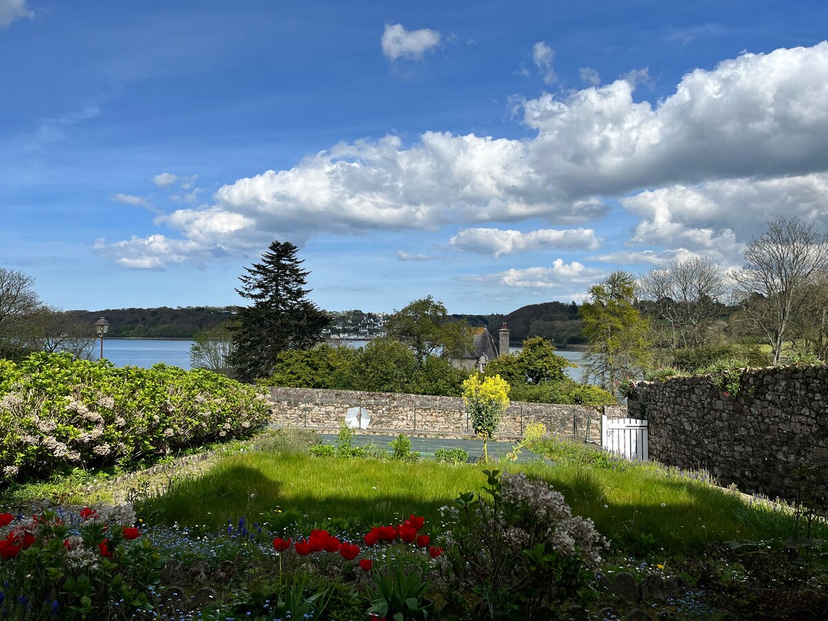 La maison sur le rivage,  vue mer centre village