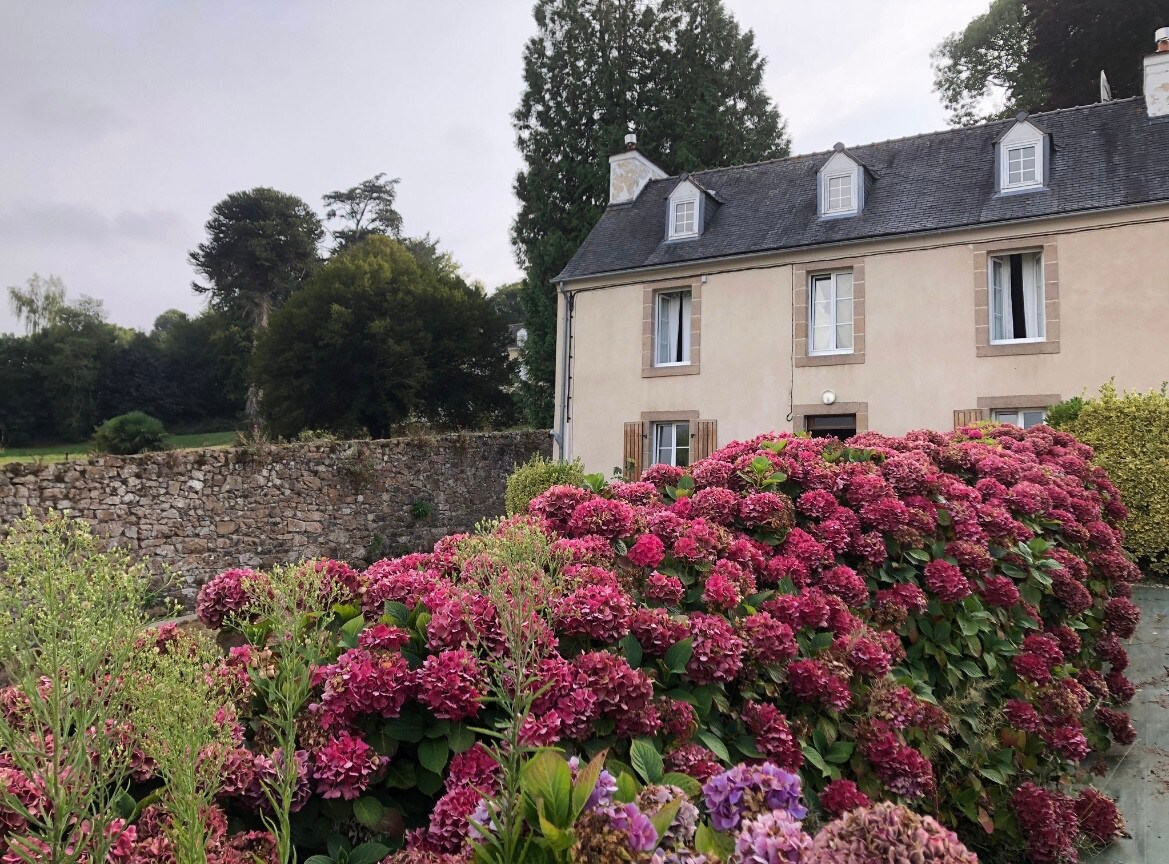 La maison sur le rivage,  vue mer centre village