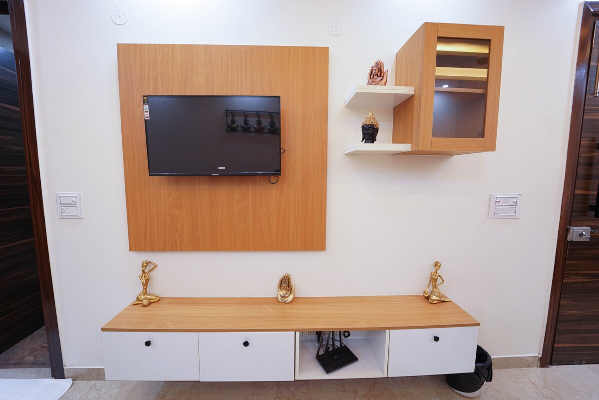 Comfy Two Bedroom Service Apartment N/b Summit DLF