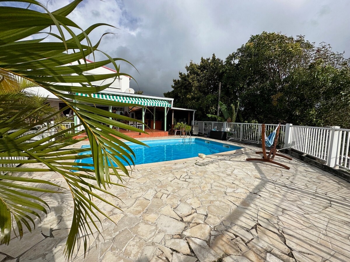 Chambres d’hôtes avec piscine et vue mer