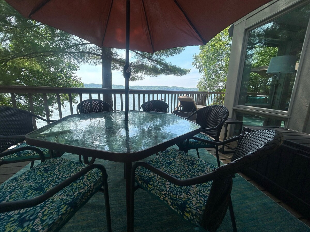 Lakefront w/Deck, Game Room, Dock & Paddleboards