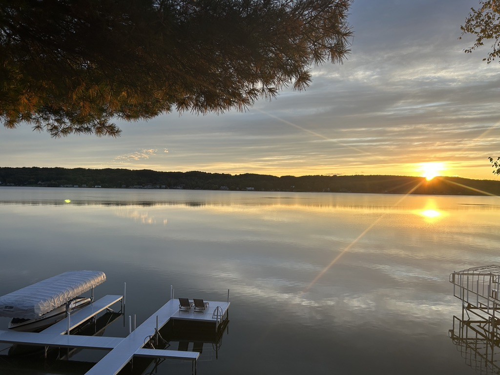 Lakefront w/Deck, Game Room, Dock & Paddleboards