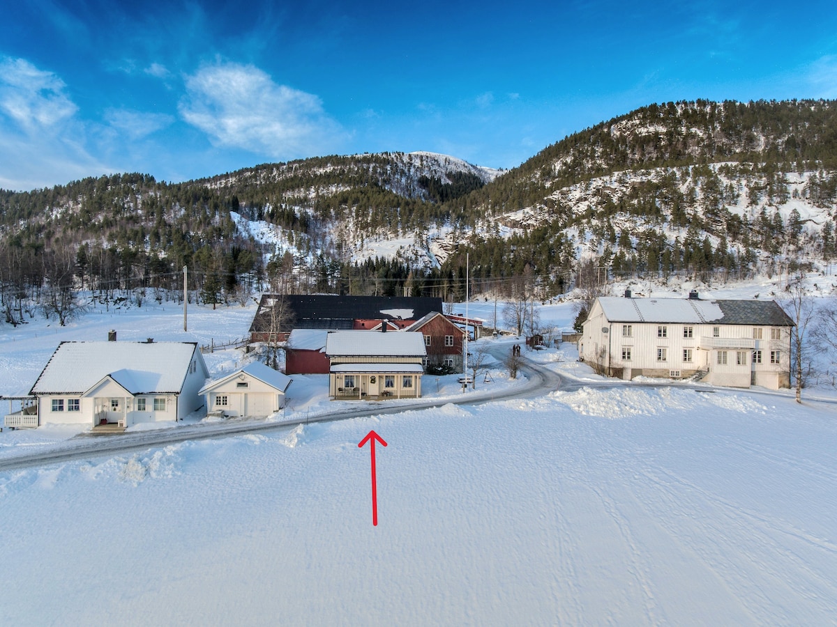 Cozy house on farm (Koselig hus på gårdstun)