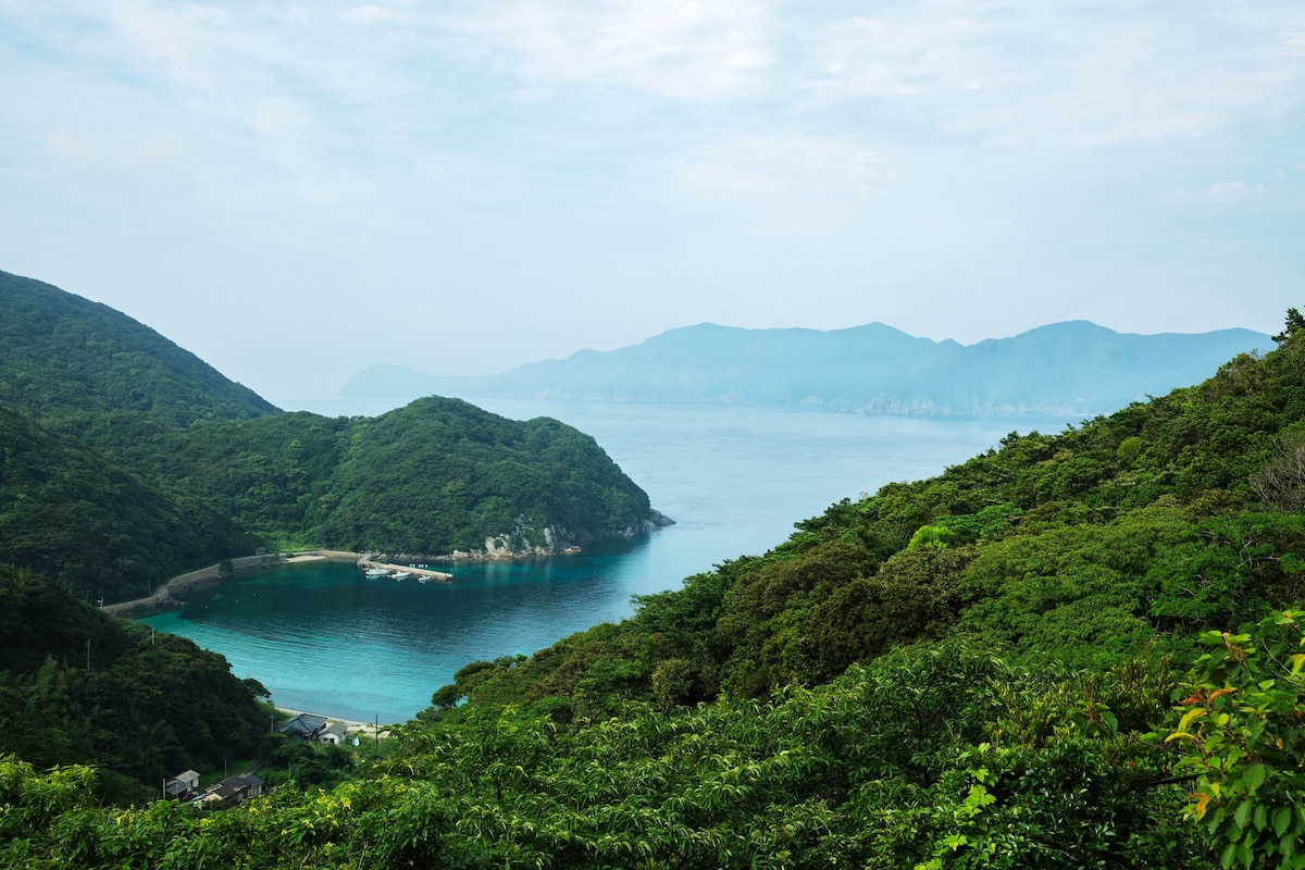 「 めぐりめぐらす」福江島の秘境集落・半泊の美しい海辺に佇む宿