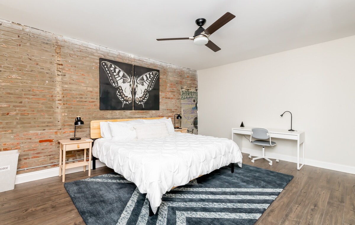 Chic Urban: 2BR Getaway!