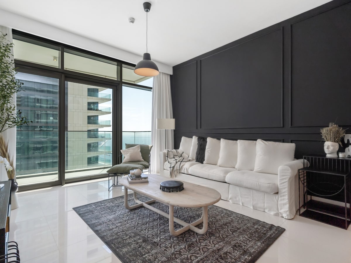Chic 2BR: Palm&Marina Bliss-Your Beachfront Escape