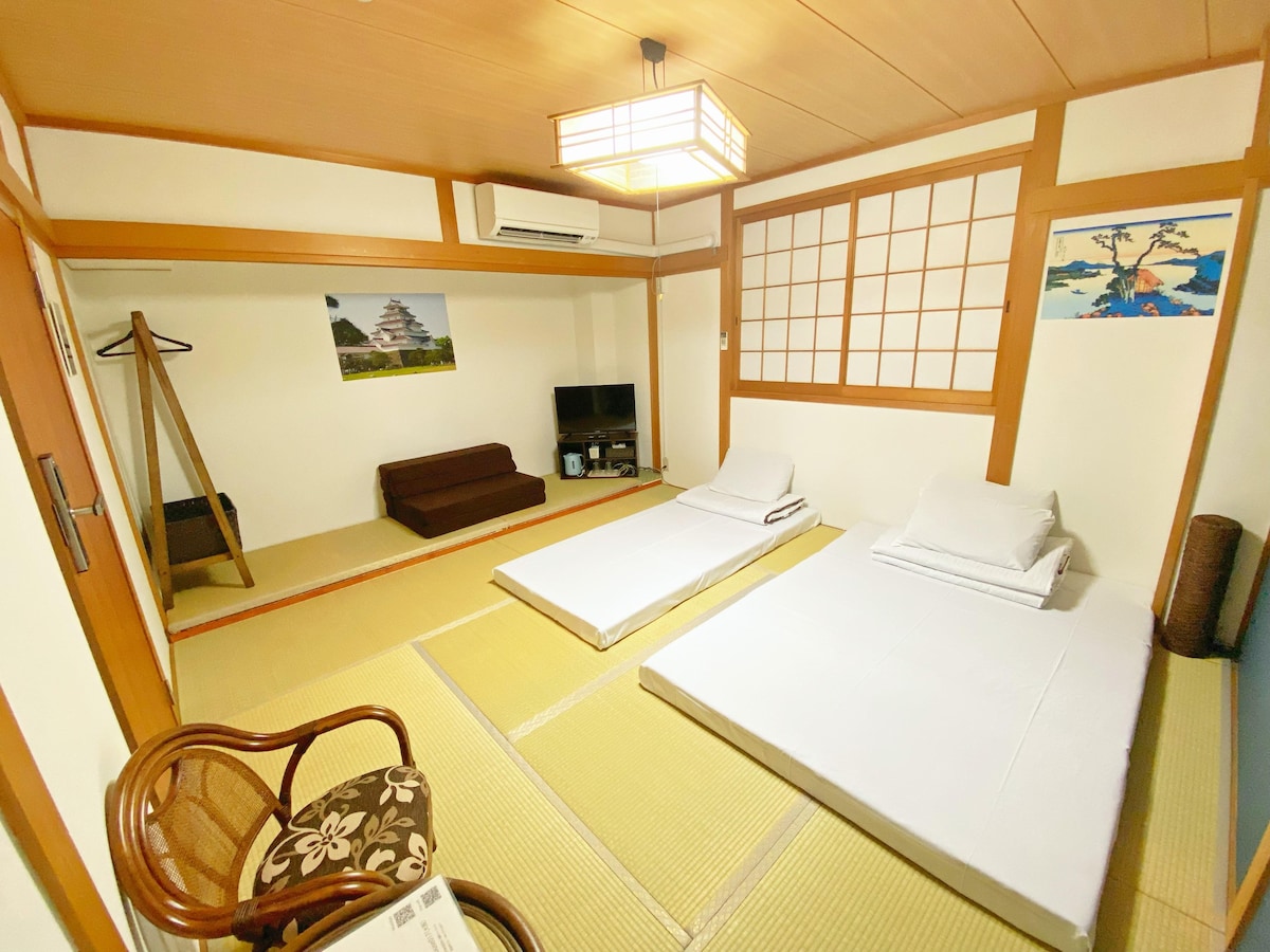 「鶴橋站 3 分,最大4名」日式家庭房、便利店30秒、共有浴室2，交通便利，適合家庭情侣旅行