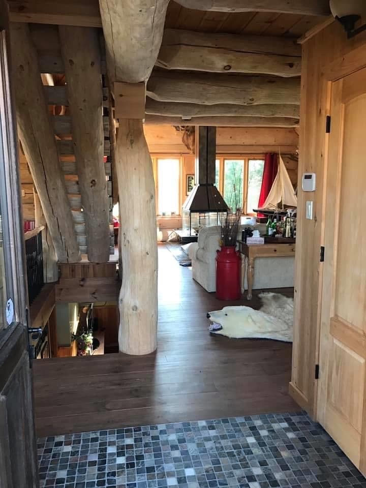 Beautiful log house for rent. Dogs are welcome!