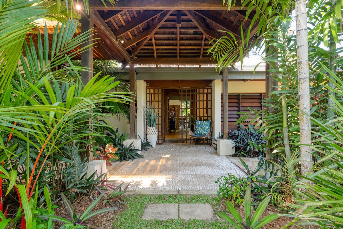 Villa Talpa—An Idyllic Indoor-outdoor Oasis