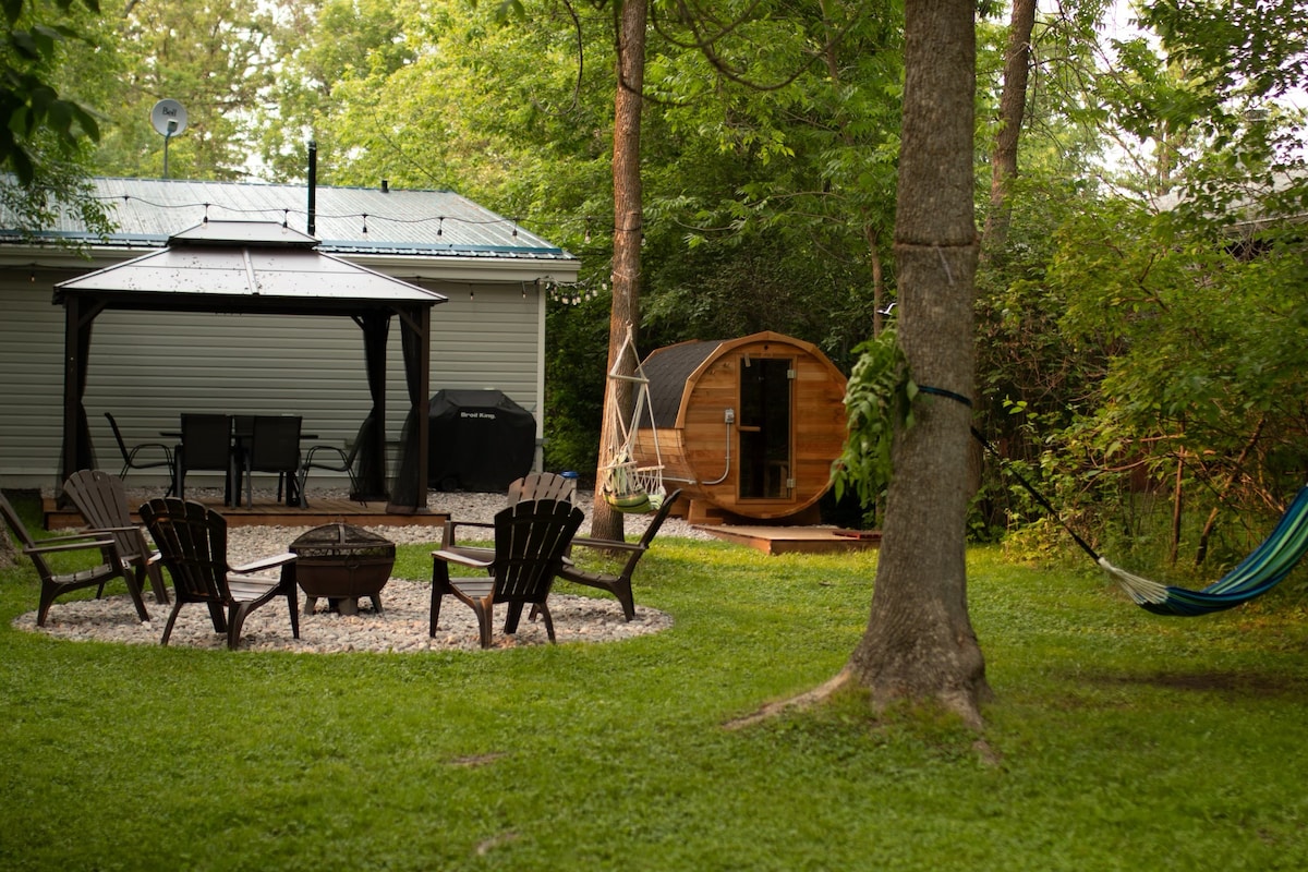 Cozy All Season Cottage w/ Outdoor Cedar Sauna