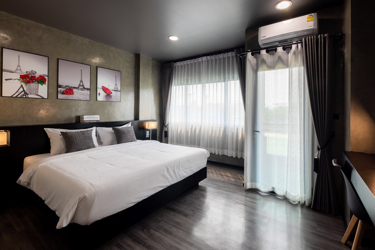 标准客房配备2米宽双人床。