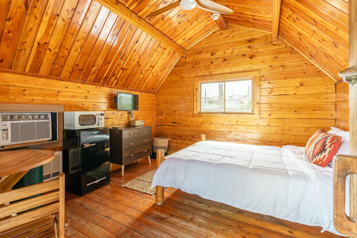 Pet-Friendly Glamping Cabin for 2 on the River!