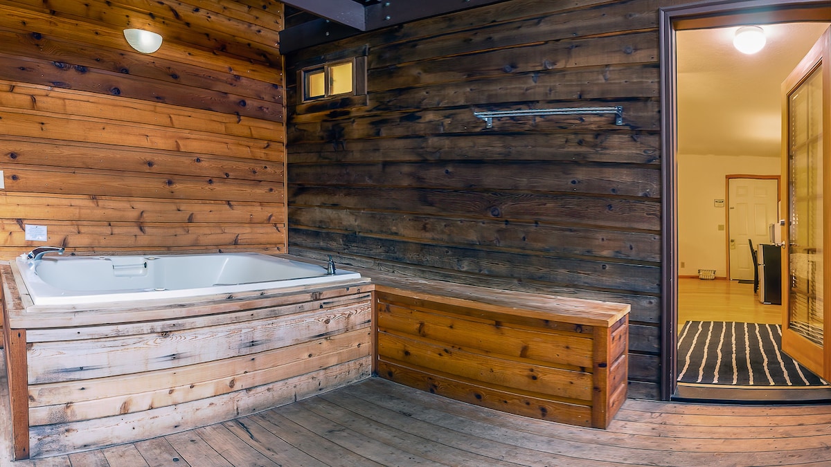 Lodge Room 2 with Jacuzzi Tub at Green Springs Inn