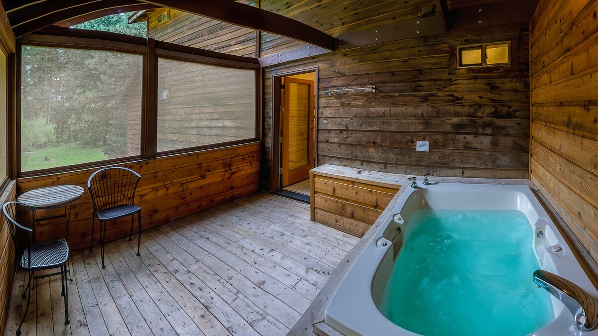 Lodge Room 3 with Jacuzzi Tub at Green Springs Inn