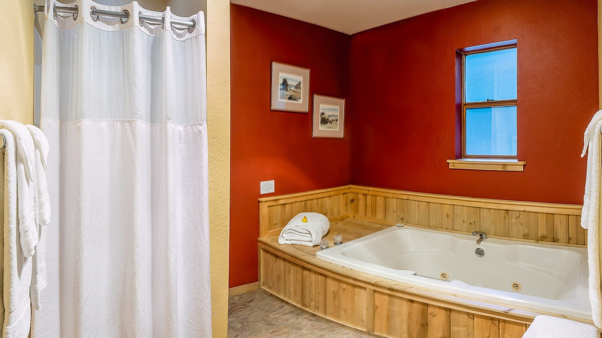 Lodge Room 5 with Jacuzzi Tub at Green Springs Inn
